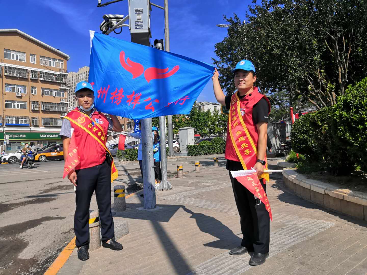 <strong>女人的骚B浪的被操</strong>